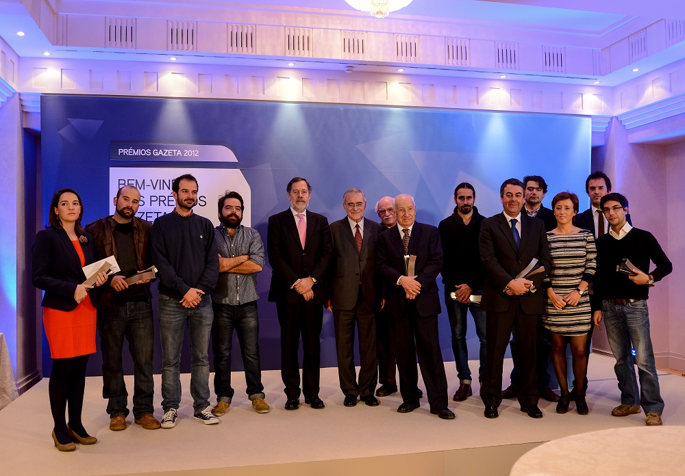 Jornalistas premiados, com os presidentes da Caixa Geral de Depósitos e do Clube de Jornalistas (Foto: José Frade)