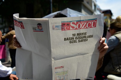 A justiça turca prendeu dois jornalistas deste jornal da oposição, que saiu com a primeira página em branco, num gesto simbólico de protesto